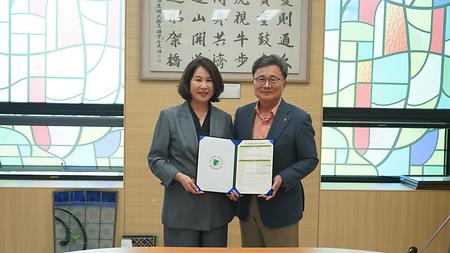 동아플레이팅(주) 이오선 대표 이사 천만원 기금 전달식